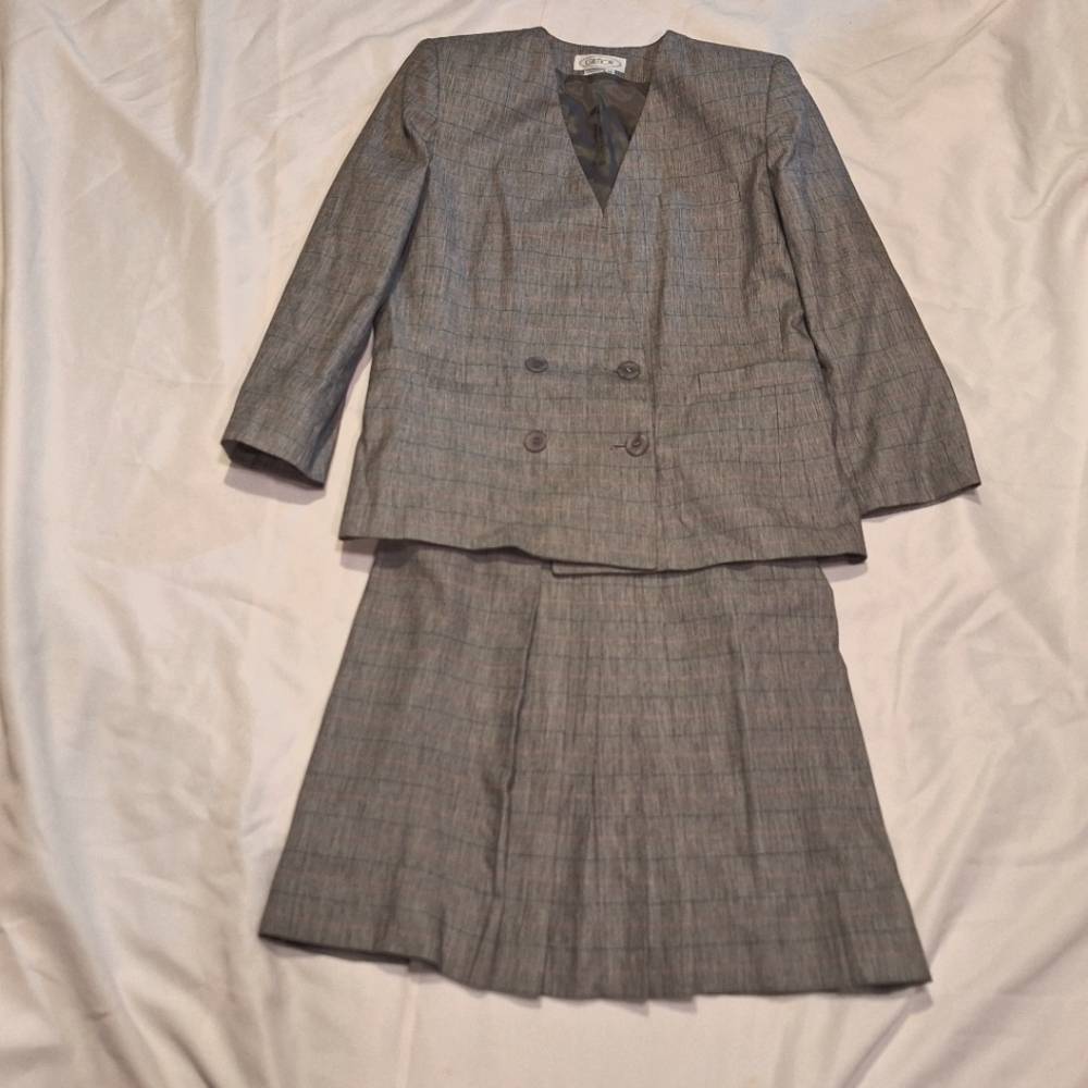 Vintage 80s/90s Gilmor 2 piece suit. Skirt & blazer. Size 14. Double breasted